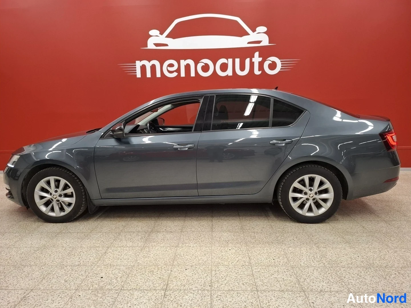 Harmaa Skoda Octavia 2020, etuviisto, keula vasemmalle, kuva 2