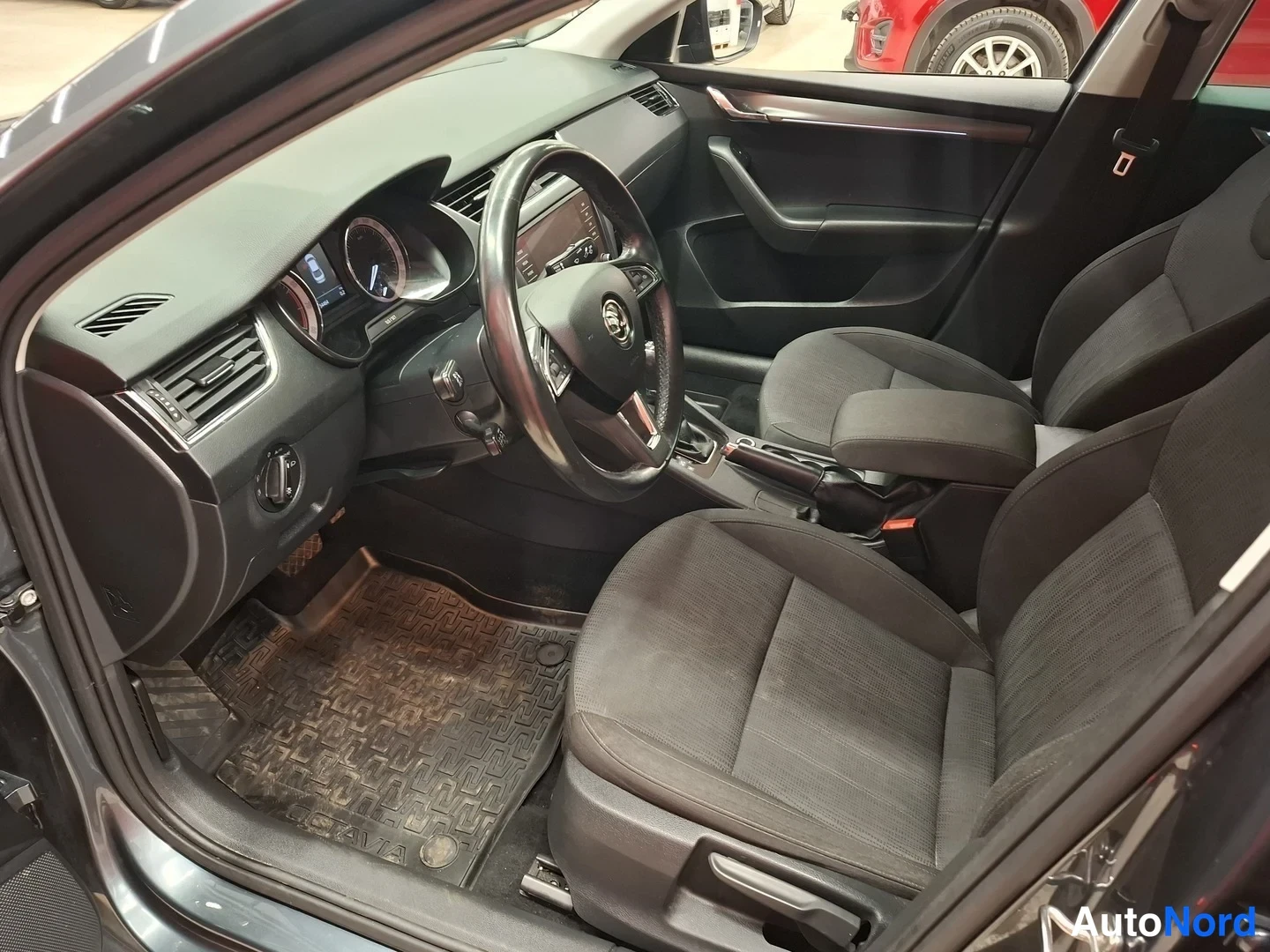 Harmaa Skoda Octavia 2020, ohjaamo, kuva 8