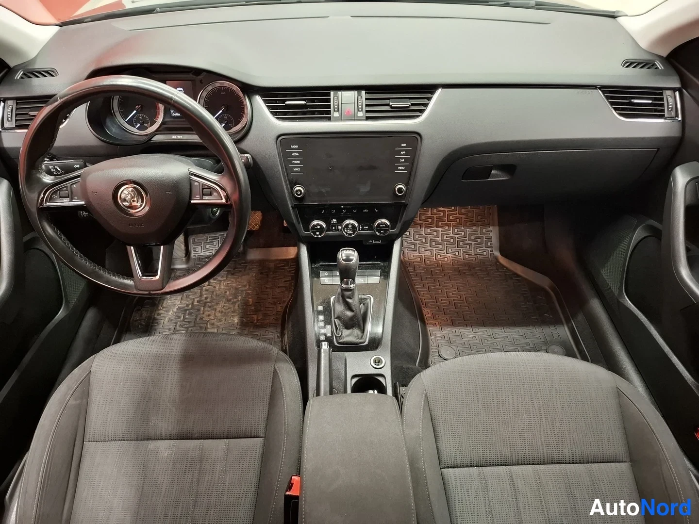 Harmaa Skoda Octavia 2020, ohjaamo, kuva 9