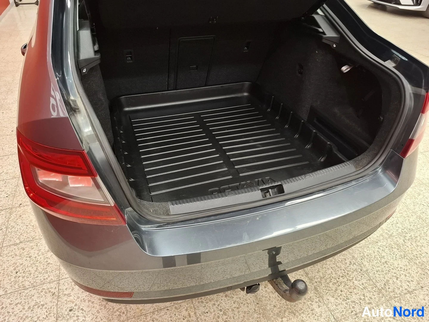 Harmaa Skoda Octavia 2020, takaa, kuva 7