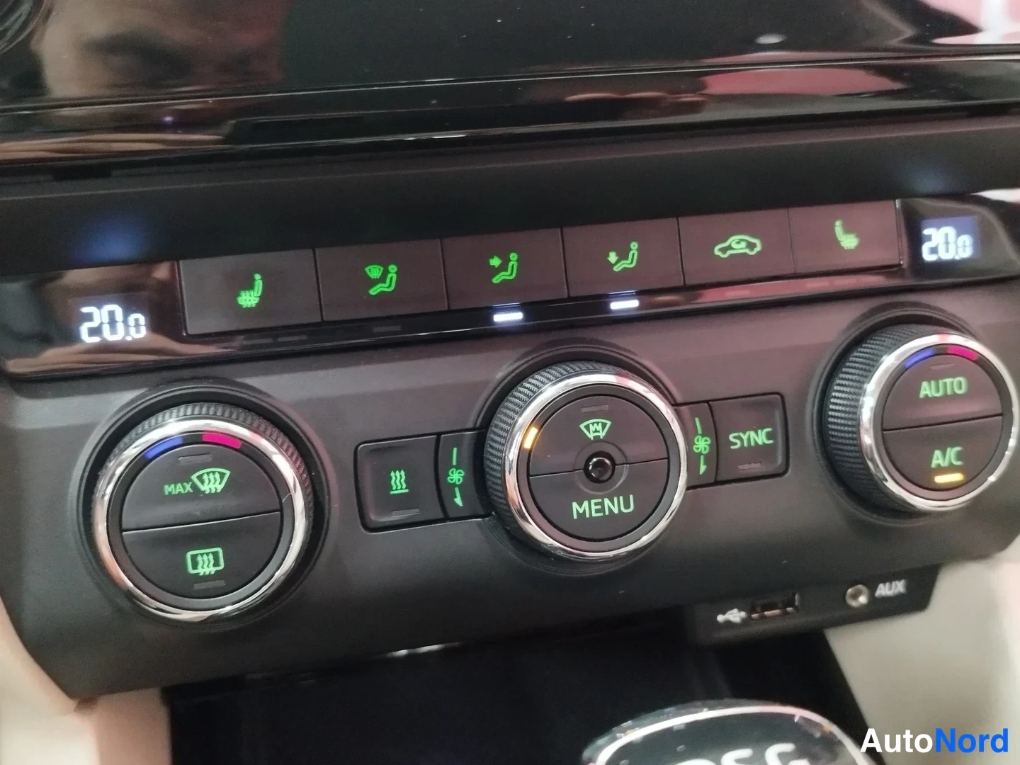 Muu: Kojeistossa ilmastoinnin ohjaimet: AUTO, A/C, SYNC, istuinlämmityskuvakkeet sekä AUX- ja USB-liitännät.