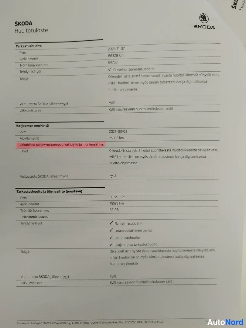 Asiakirja: ŠKODA Huoltotodistus -asiakirjan sivu: tarkastushuoltoja vuosilta 2023 ja 2022, merkintä jakohiiran saran ja vesipumpun vaihdosta korostettuna.