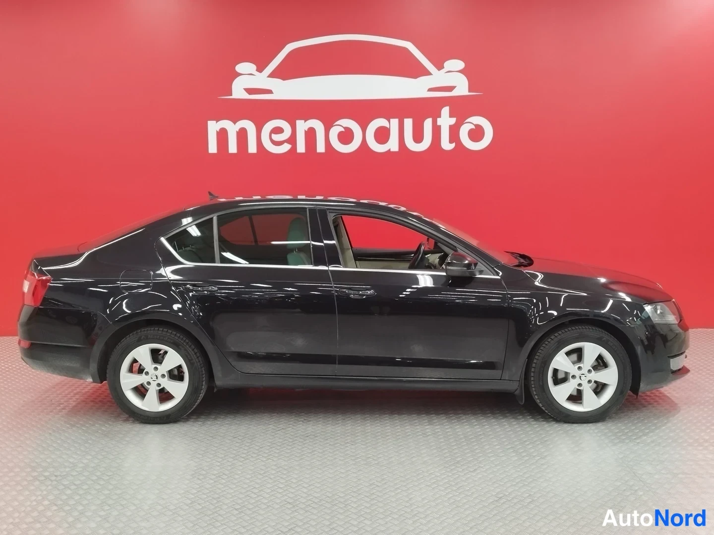 Musta Skoda Octavia 2016, sivulta, kuva 4