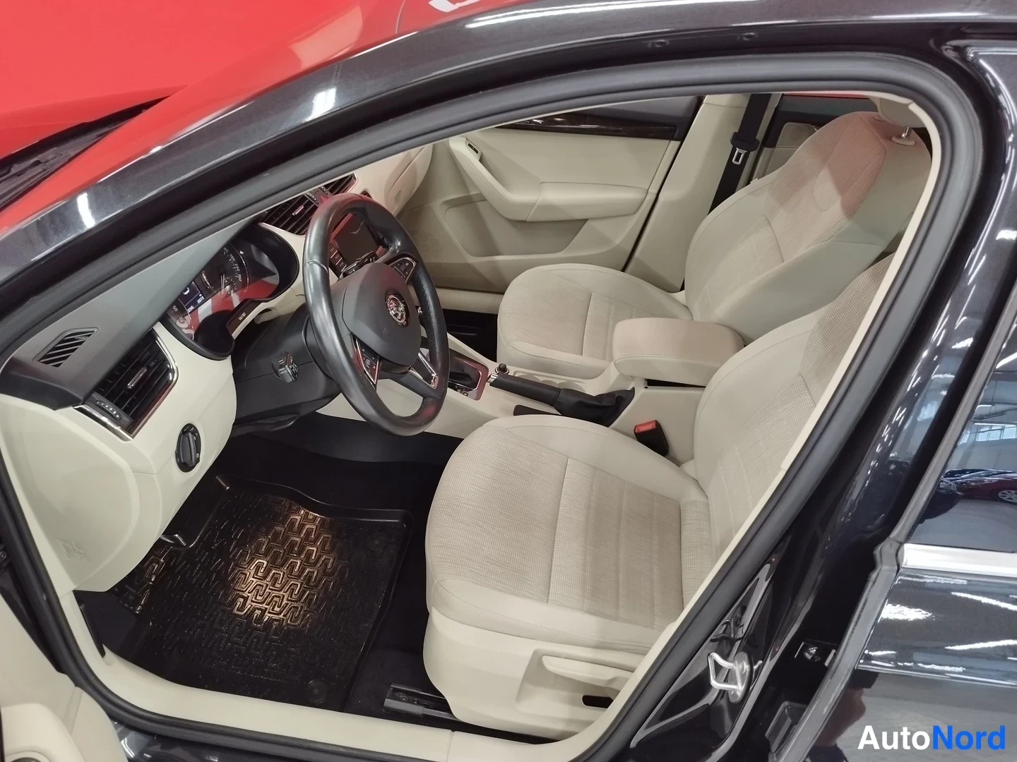 Musta Skoda Octavia 2016, ohjaamo, kuva 7