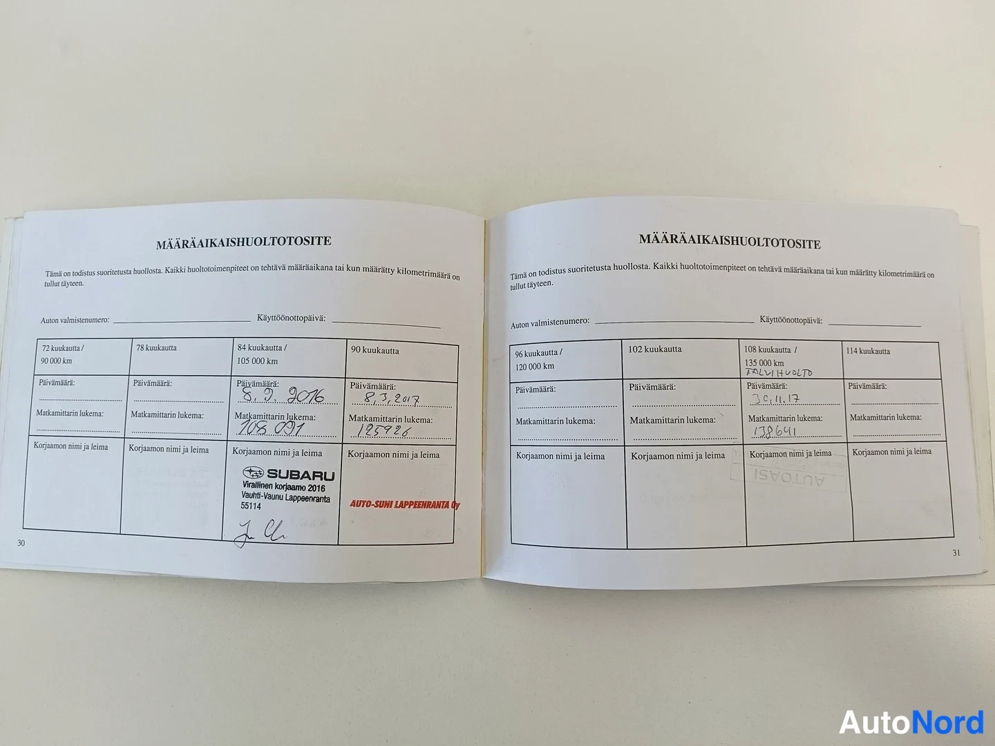 Asiakirja: Auki avattu huoltokirja, sivuilla 30 ja 31 määraikaishuoltotosite merkinnät vuosilta 2016 ja 2017.