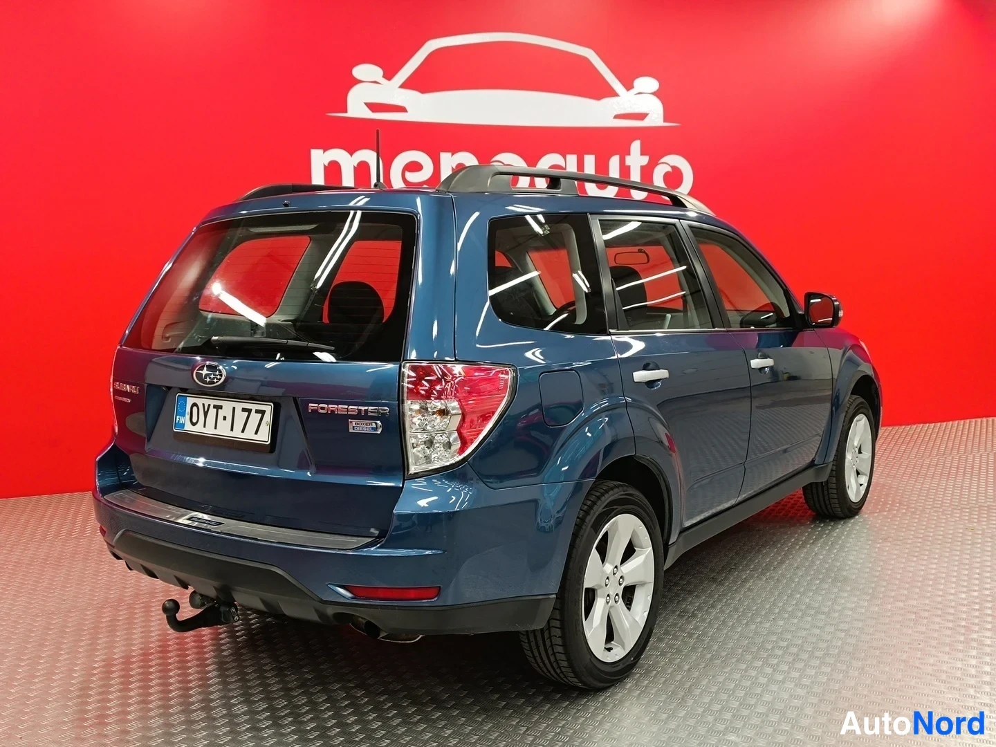 Takaviisto: Sininen Subaru Forester takakulmasta, rekisterikilpi