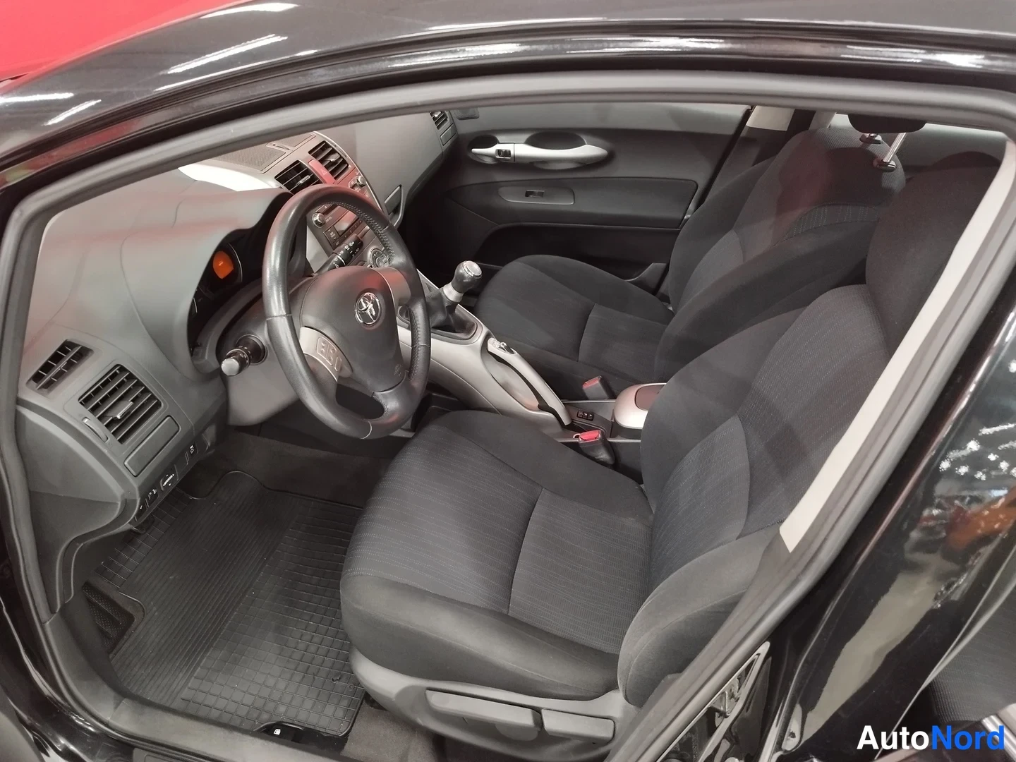 Musta Toyota Auris 2009, kuva 9