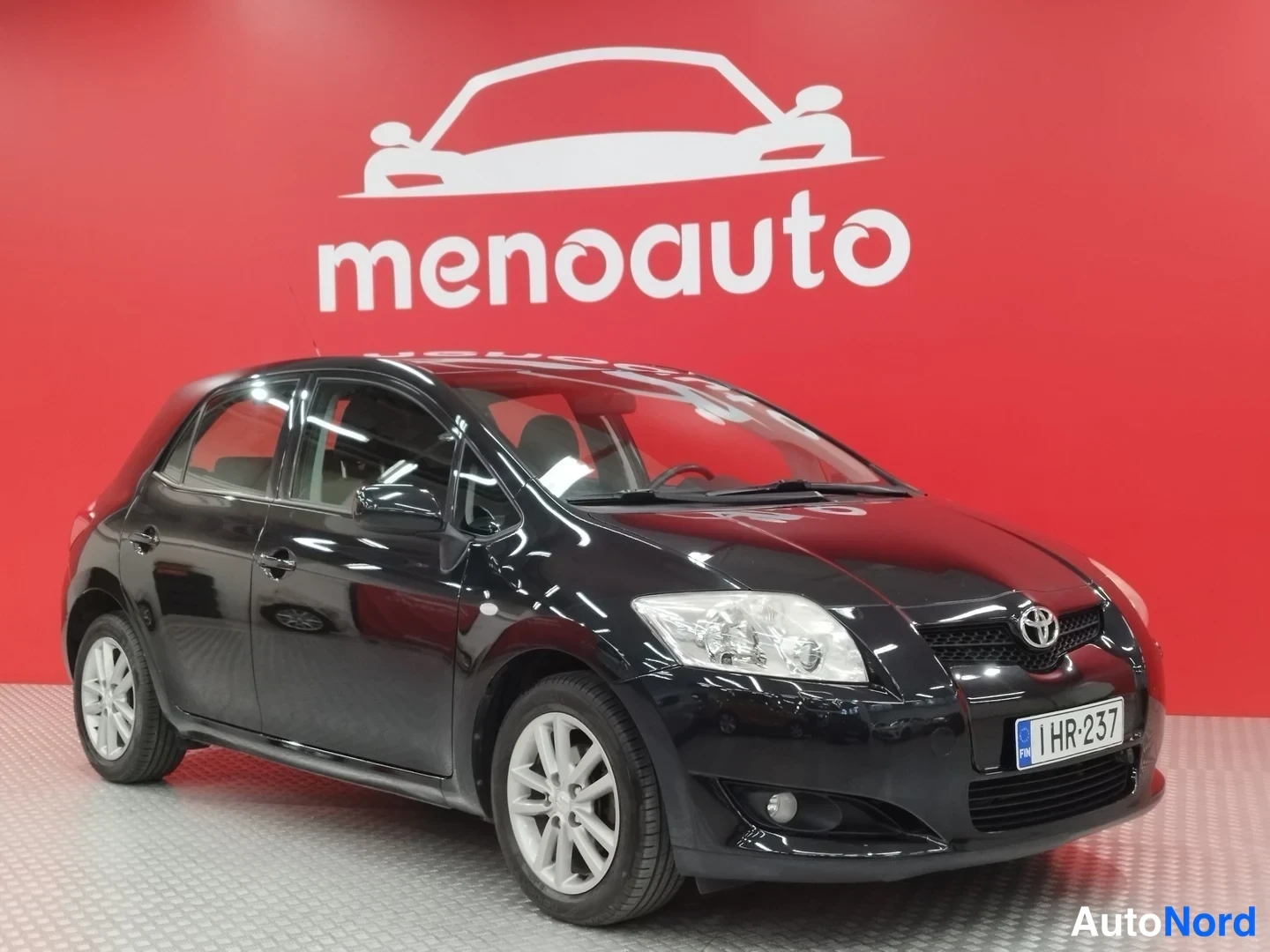Musta Toyota Auris 2009, etuviisto, keula oikealle, kuva 2