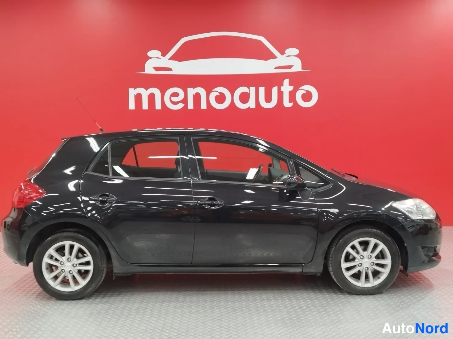 Musta Toyota Auris 2009, sivulta, kuva 3