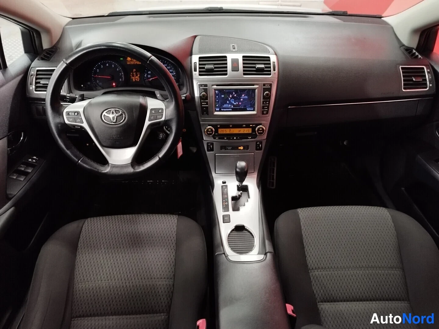 Etuviisto: Dashboard, steering wheel and gearstick from behind front seats