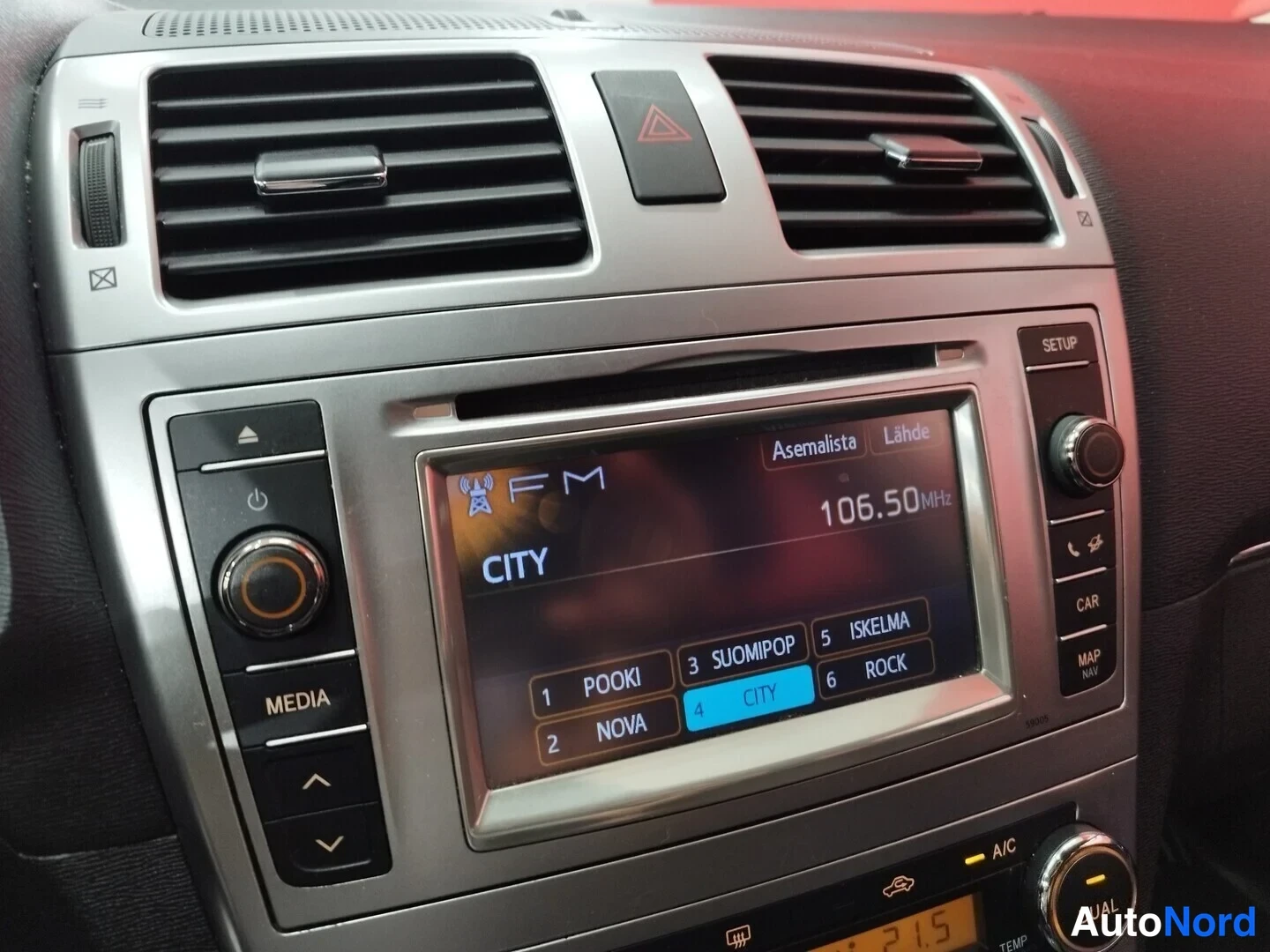 Muu: Kojelaudan radio- ja multimedialaitteen näyttö näyttää FM-radiokanavalistan, valittuna CITY 106,50 MHz.
