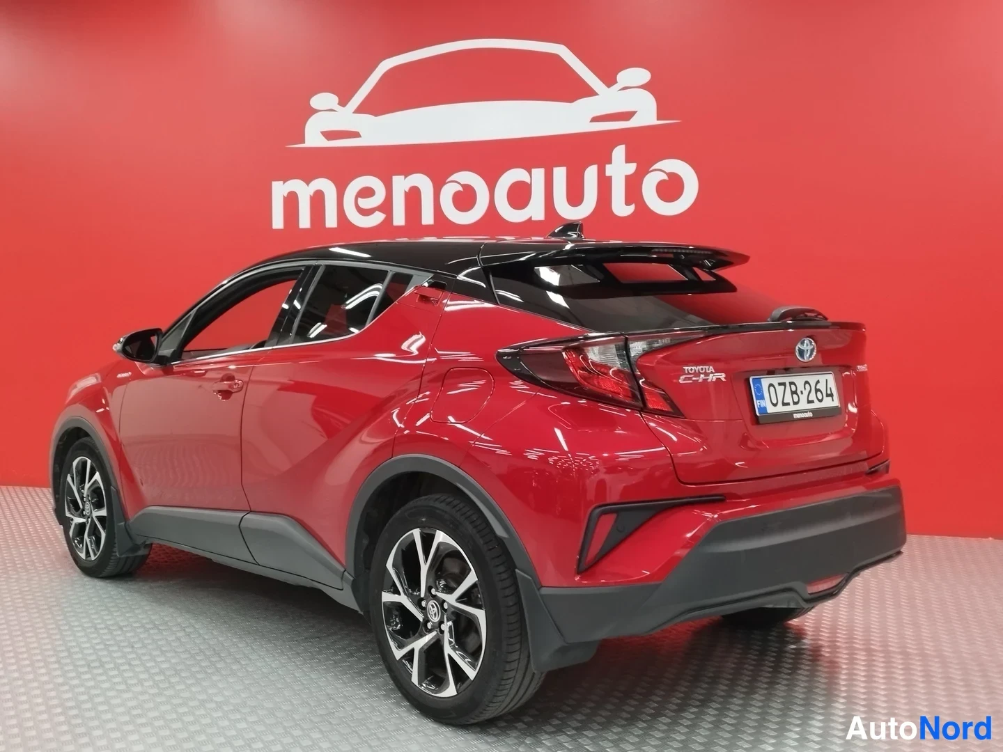 Takaviisto: Toyota C-HR:n takakolmasosan näkymä, rekisteritunnus, punainen kori mustalla katolla.