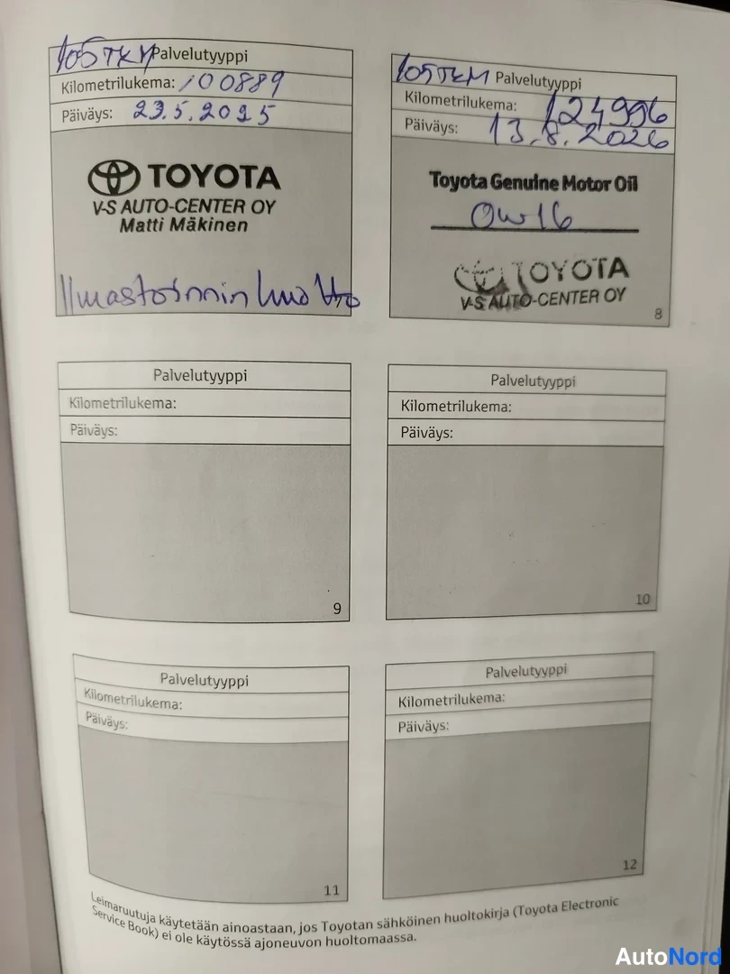 Yksityiskohta: Huoltokirjan sivu, jossa kaksi täytettyä huoltopalvelua Toyota V-S Auto-Center Oy Matli Mäkinen -leimoilla, käsin kirjoitetuilla kilometrilukemilla ja päivämäär