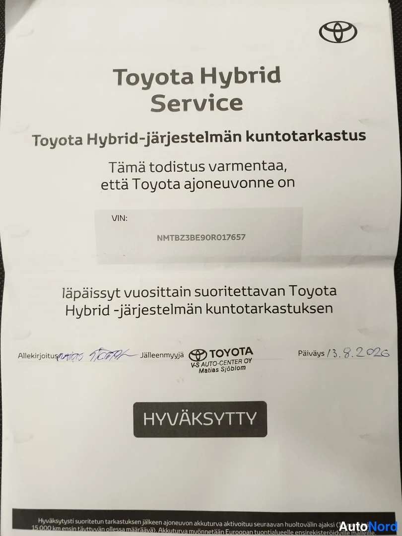 Yksityiskohta: Toyotan Hybrid-järjestelmän kuntotarkastustodistus, jossa VIN ja HYVÄKSYTTY-leima, päiväys 3.8.2026.