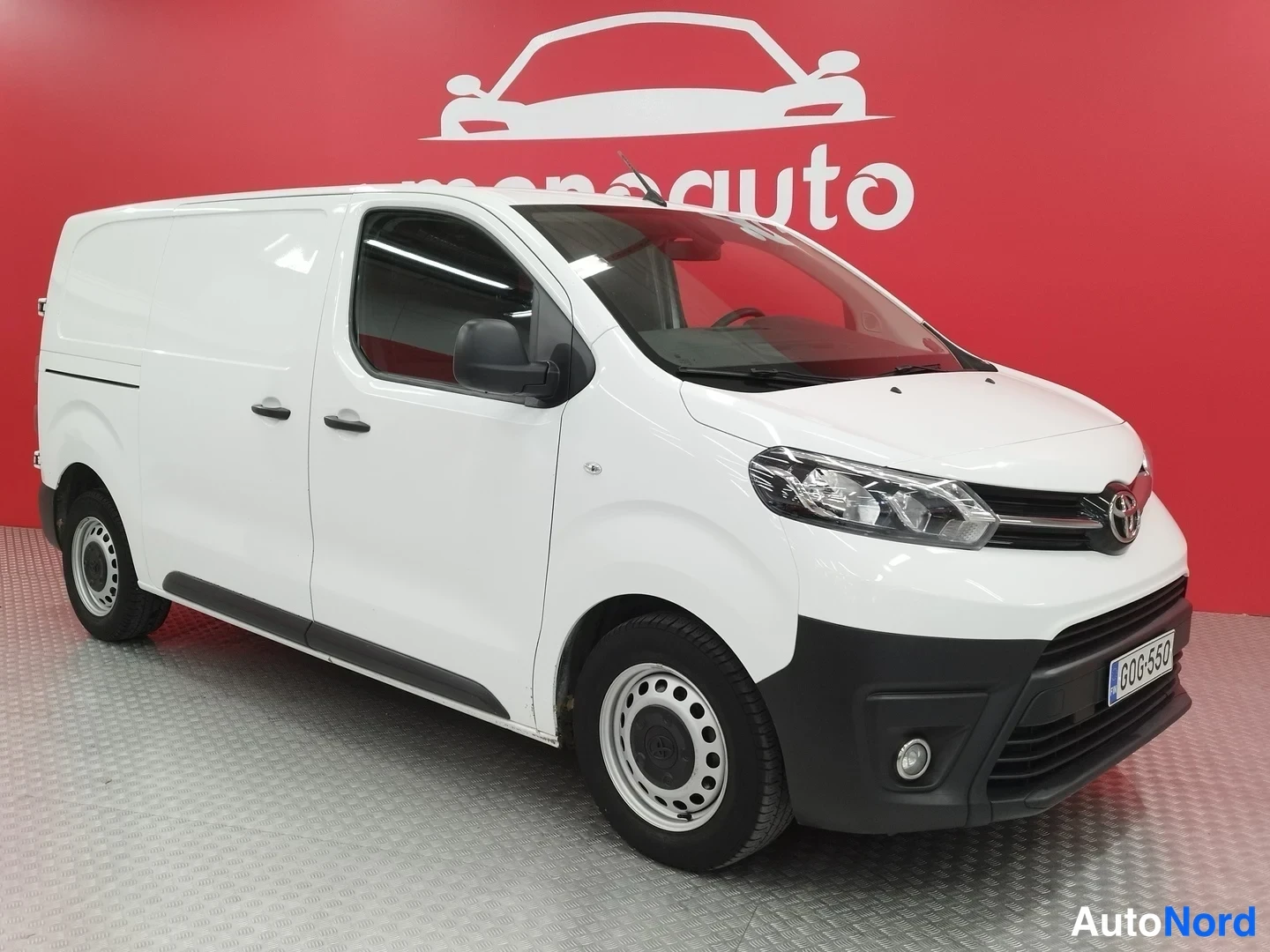 Valkoinen Toyota Proace 2020, etuviisto, keula oikealle, kuva 2