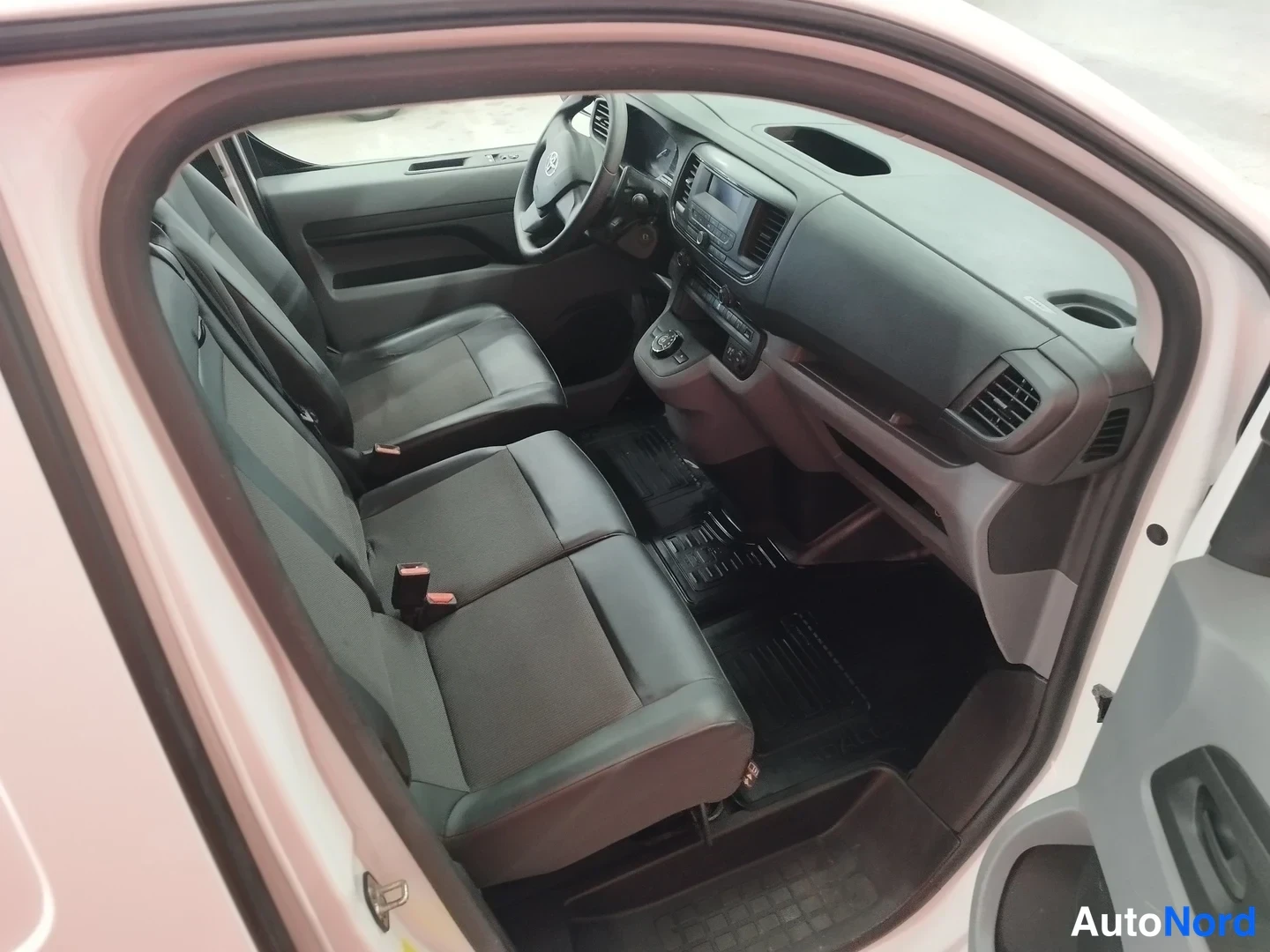Valkoinen Toyota Proace 2020, kuva 11
