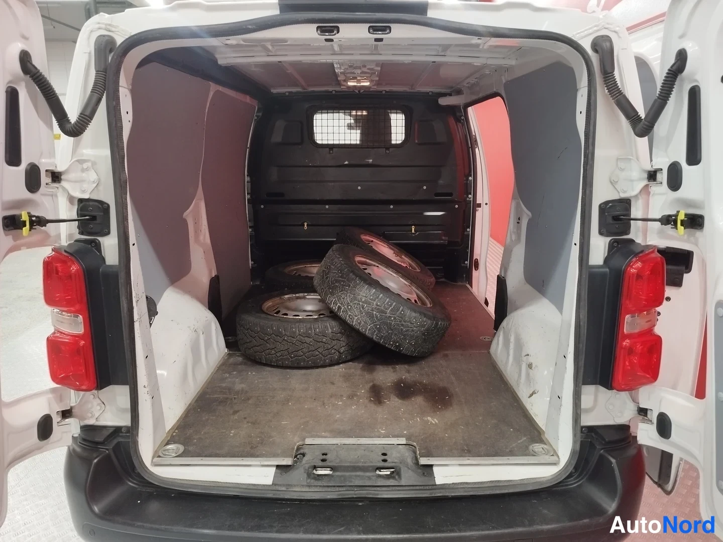 Valkoinen Toyota Proace 2020, takaa, kuva 7