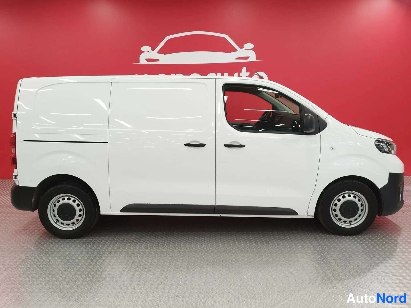 Valkoinen Toyota Proace 2020, etuviisto, keula oikealle, kuva 4