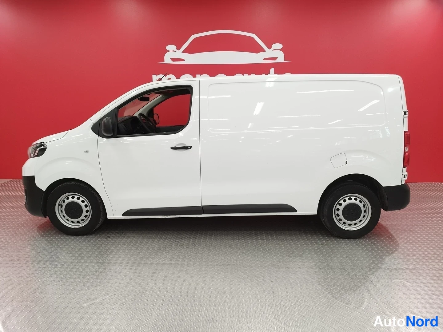 Valkoinen Toyota Proace 2020, etuviisto, keula vasemmalle, kuva 3