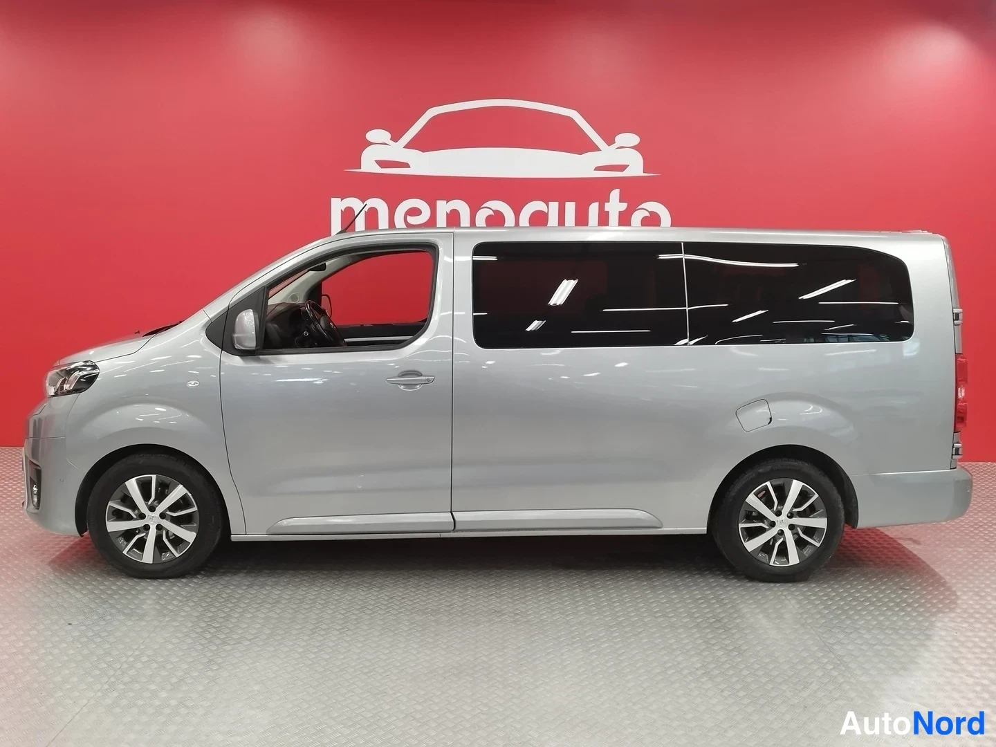Etuviisto, nokka vasemmalle: Toyota Proace Verso -pakettiauto sivulta etukulmasta, nokka kuvan vasemmassa reunassa; hopeisen korin lisäksi näkyvät tummat ikkunat, mustat peltivante