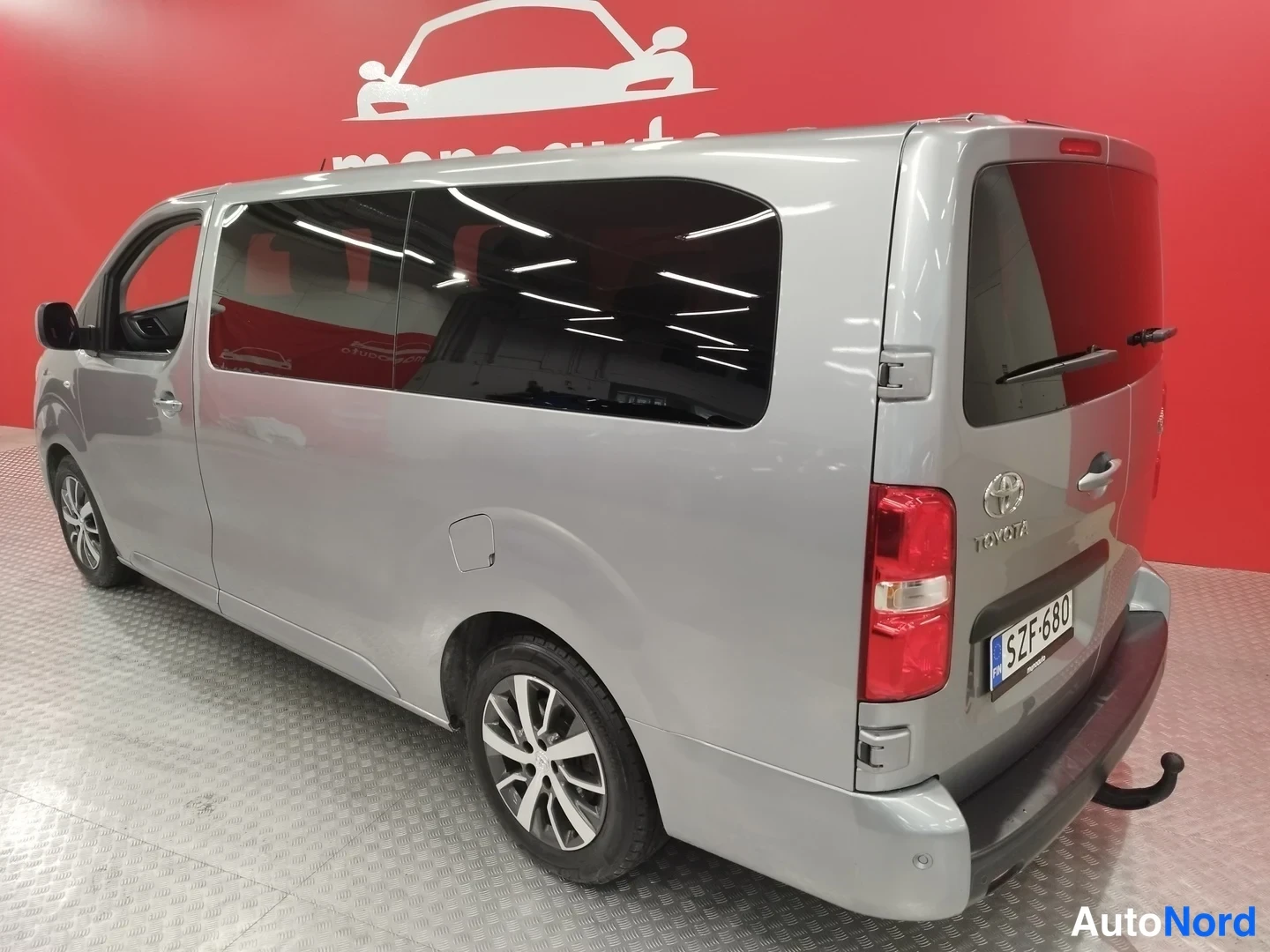 Takaviisto: Toyota Proace Verso takakulmasta oikealta, takapuoli ja oikea kylki näkyvissä; peräosassa Toyota-merkki, punaiset takavalot ja rekisterikilpi, tummat takaikkuna