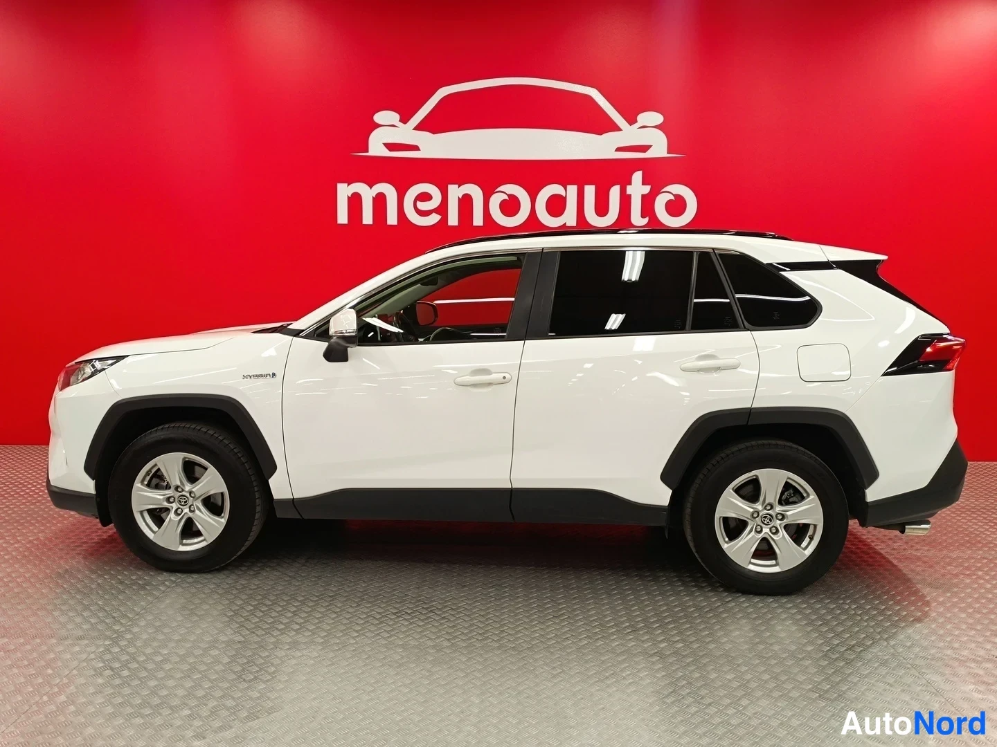 Sivulta: Valkoisen Toyota RAV4:n sivuprofiili punaisella taustalla; ovien ja renkaiden kuvat.