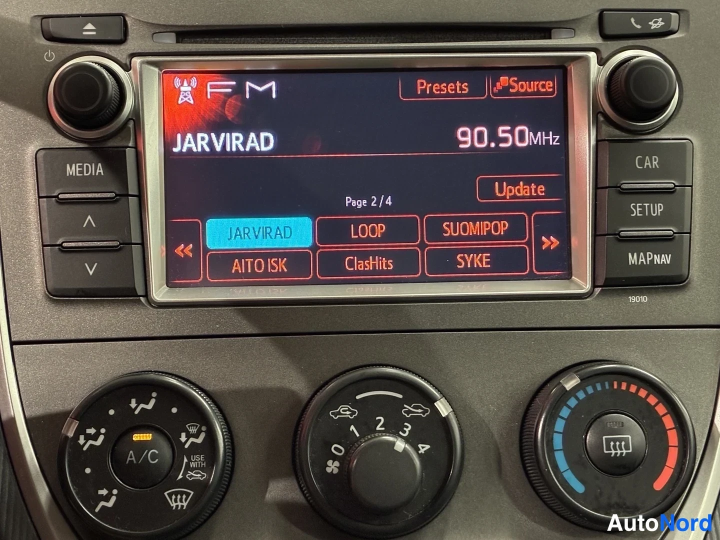 Muu: Radio- ja ilmastointipaneeli: FM 90.50 MHz, esiasetukset ja A/C-painike.