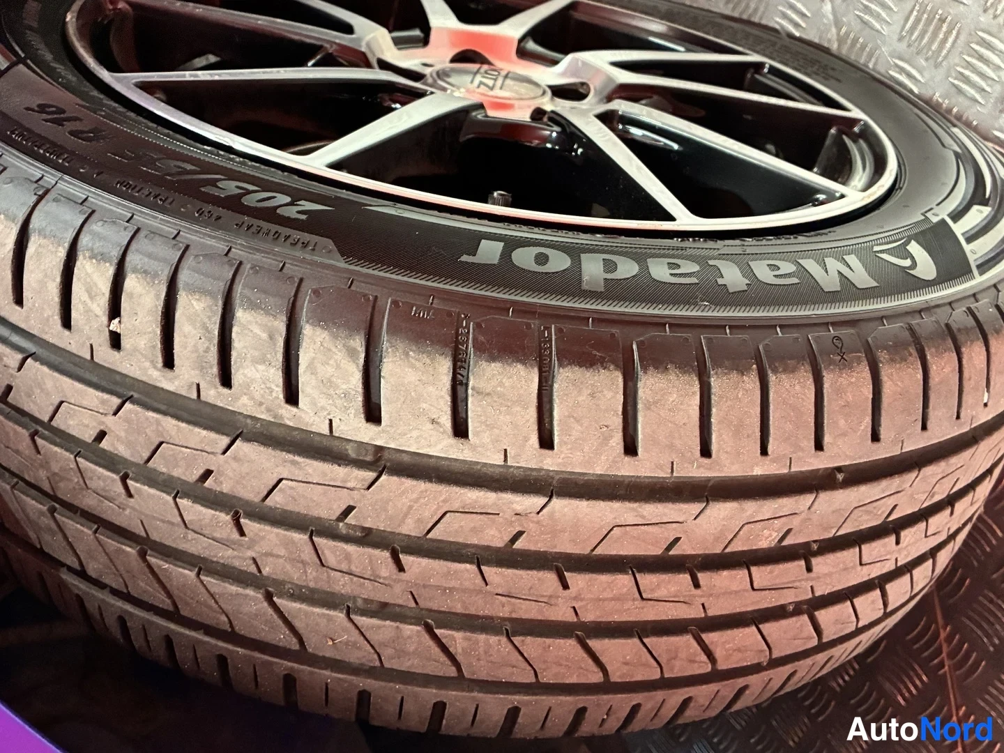 Muu: Renkaan sivunäöissä tekstit Matador ja 205/55 R16, kevytmetallivanne kuvassa.