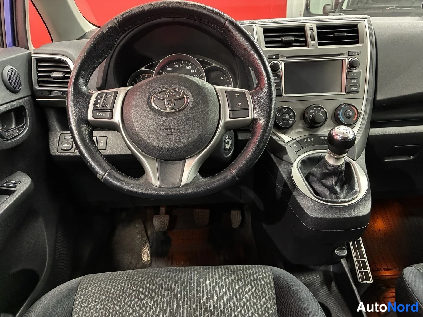 Muu: Ohjaamon näkymä: Toyota-ohjauspyörä, vaihtaja, kojelauta ja kosketusnäyttö.