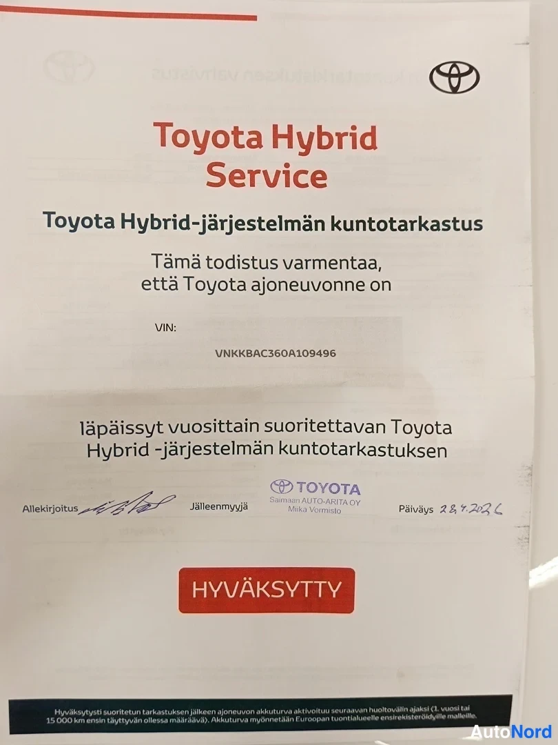 Muu: Toyota Hybrid Servicen kuntotarkastustodistus, HYVÄKSYTTY-leima ja allekirjoitus
