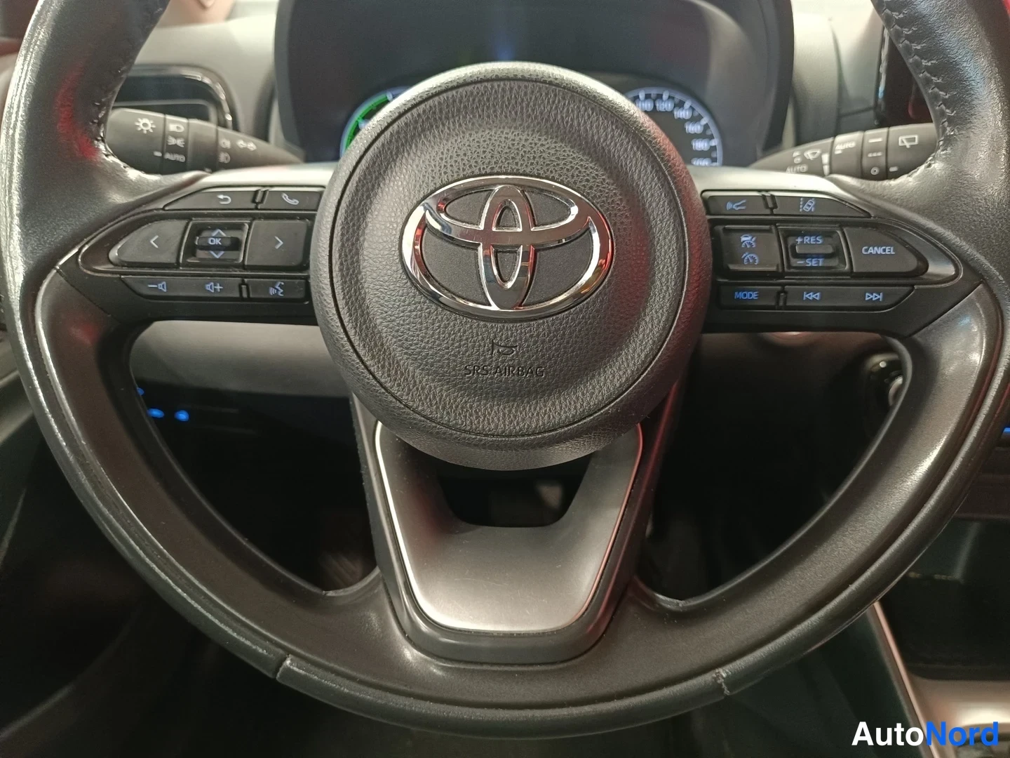 Edestä: Toyota-merkki ohjauspyörässä, SRS AIRBAG -teksti ja monitoiminapit.