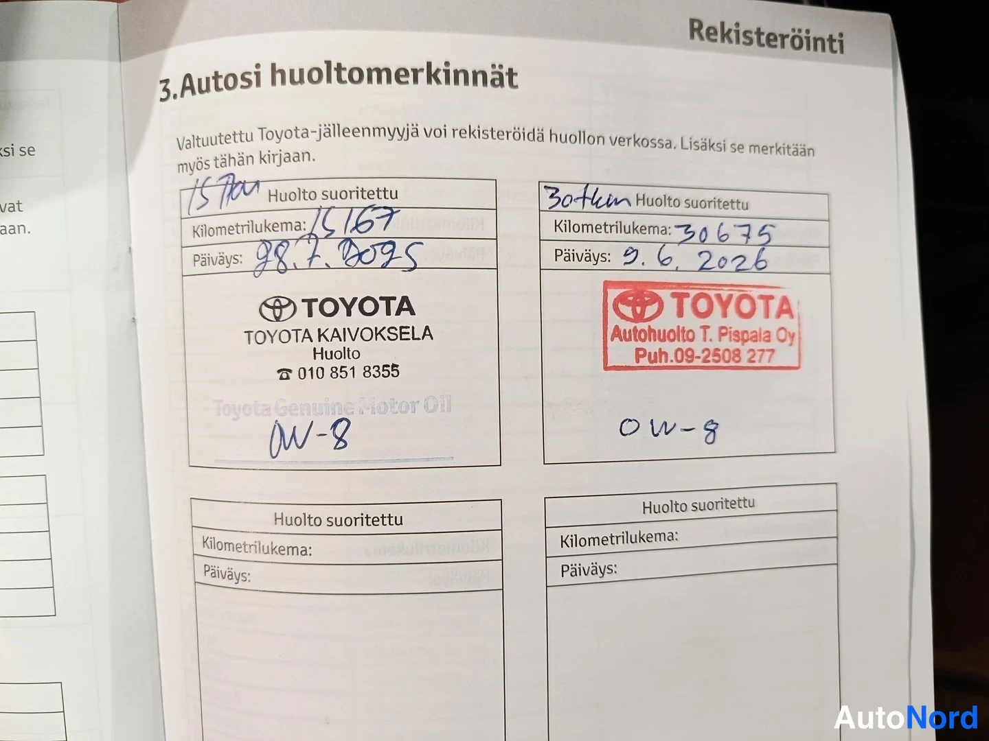 Muu: Huoltokirjan sivu 'Autosi huoltomerkinjär Rekisteröinti', käsin kirjoitetut huoltomerkinät 15 167 km ja 30 675 km.