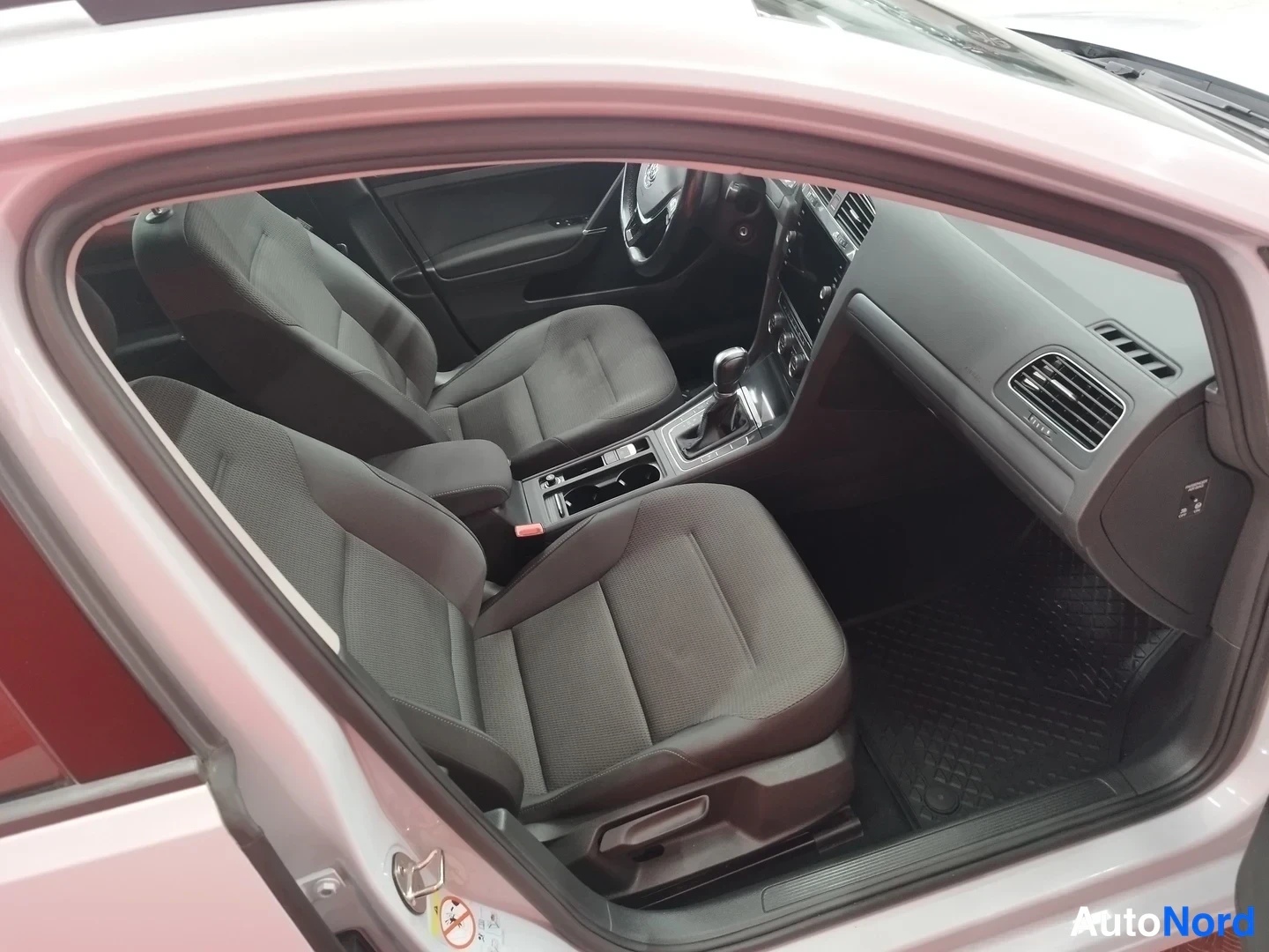 Valkoinen Volkswagen Golf Variant 2017, kuva 16