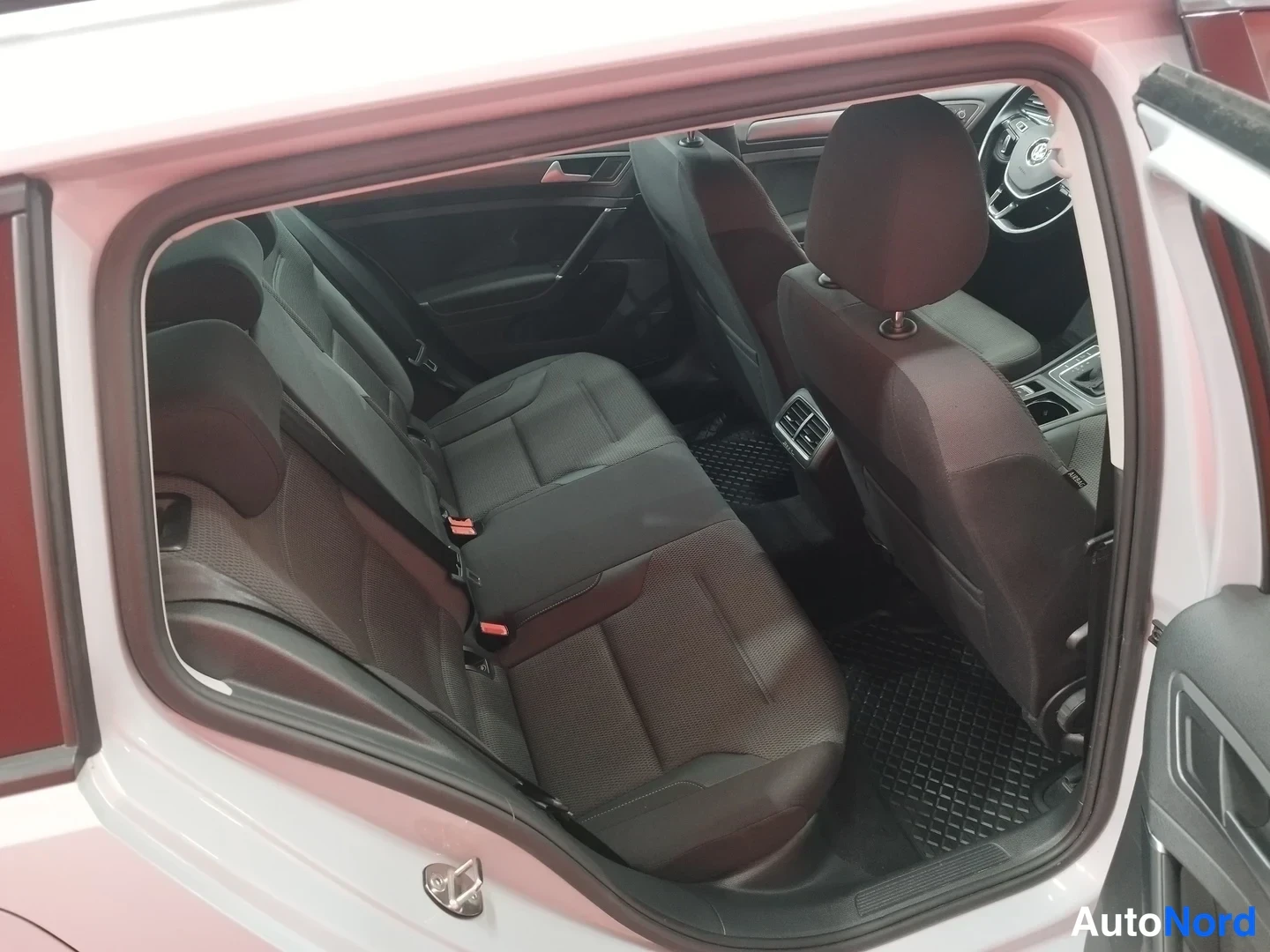 Valkoinen Volkswagen Golf Variant 2017, kuva 18