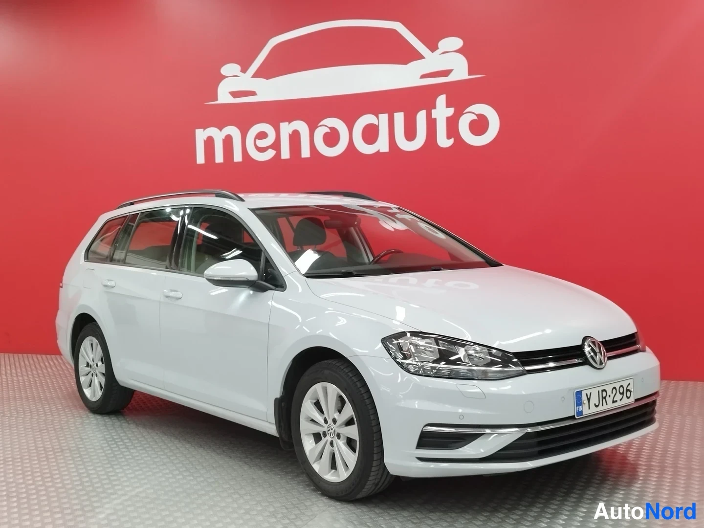 Valkoinen Volkswagen Golf Variant 2017, etuviisto, keula oikealle, kuva 2