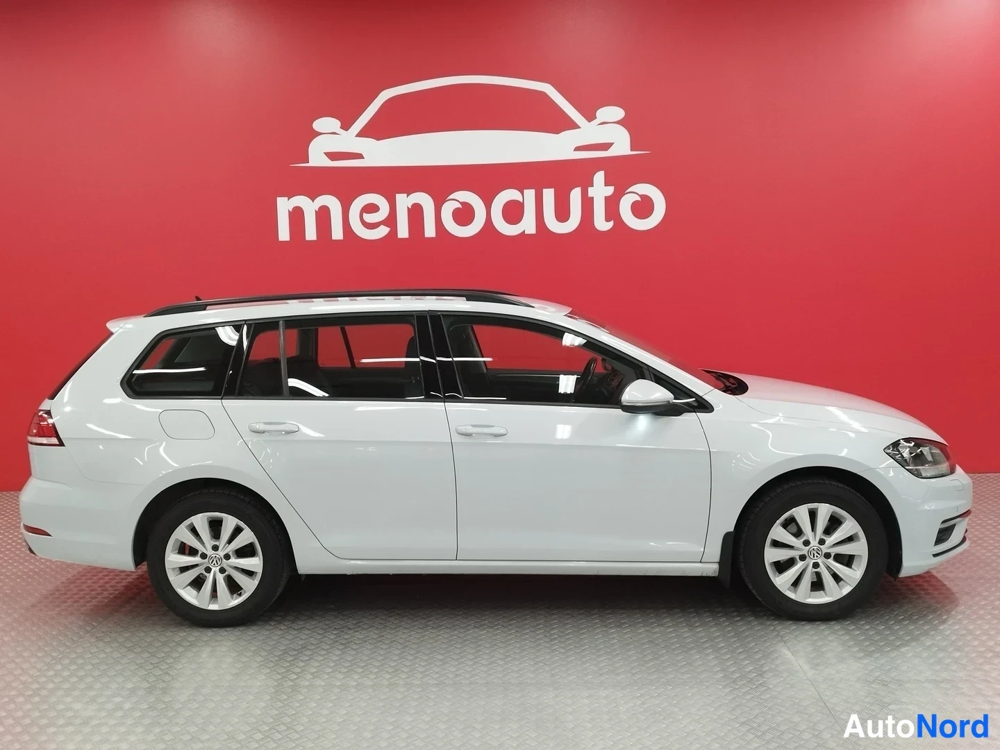 Valkoinen Volkswagen Golf Variant 2017, sivulta, kuva 3