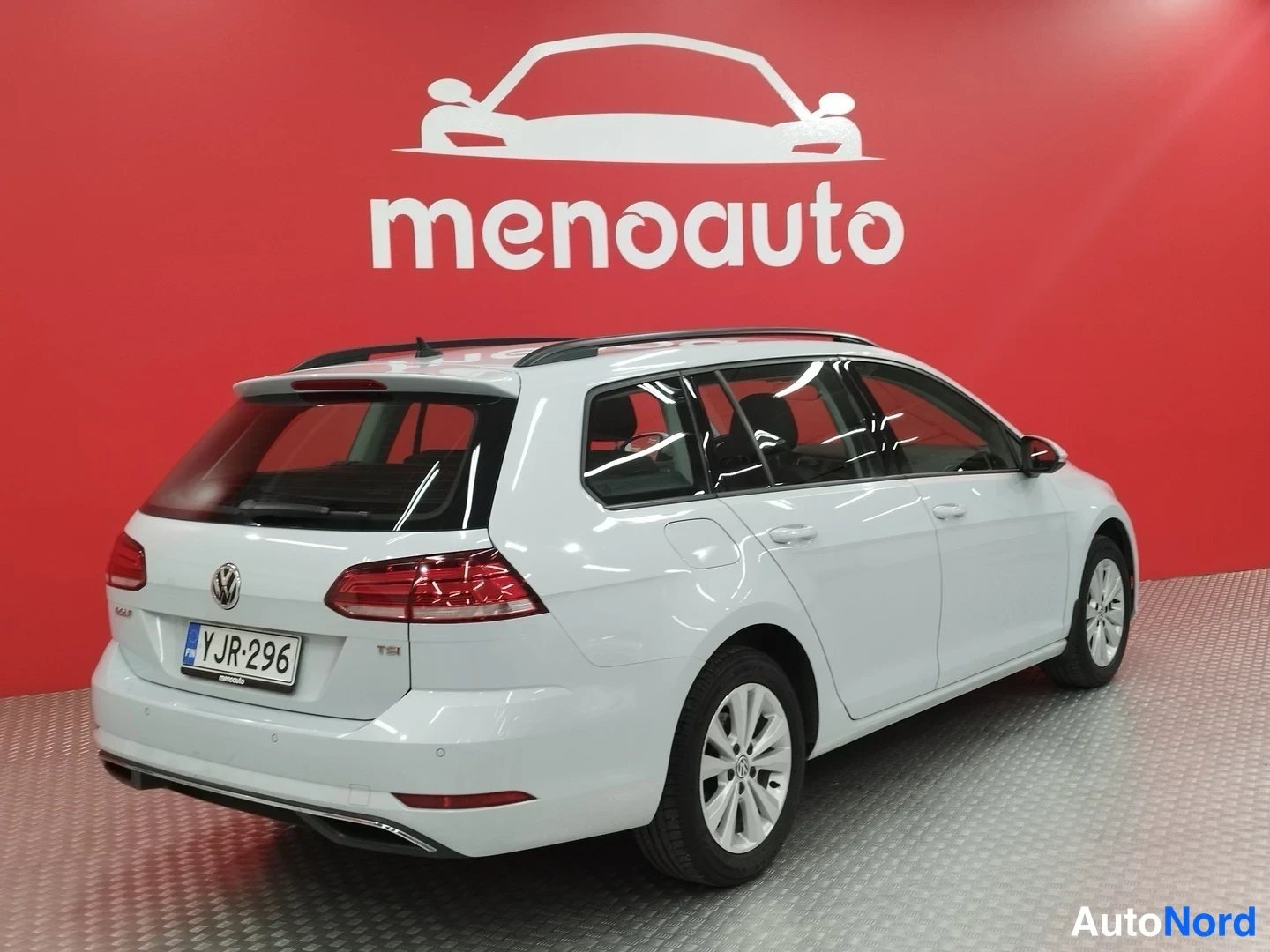 Valkoinen Volkswagen Golf Variant 2017, takaviisto, kuva 5