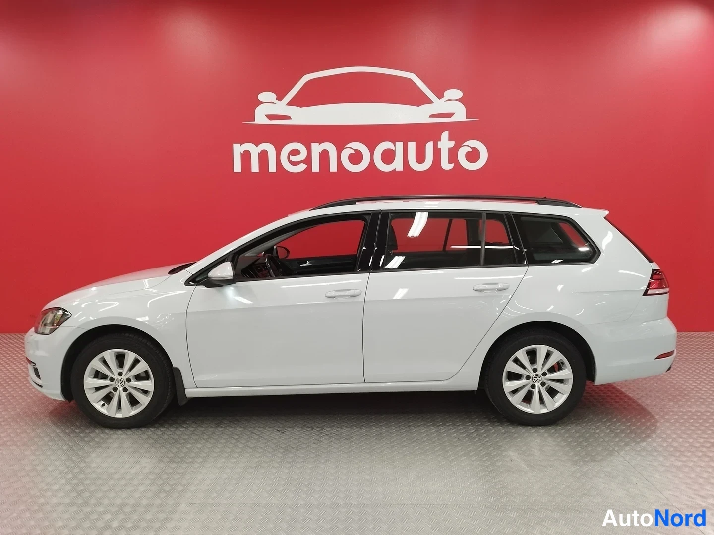 Valkoinen Volkswagen Golf Variant 2017, sivulta, kuva 4