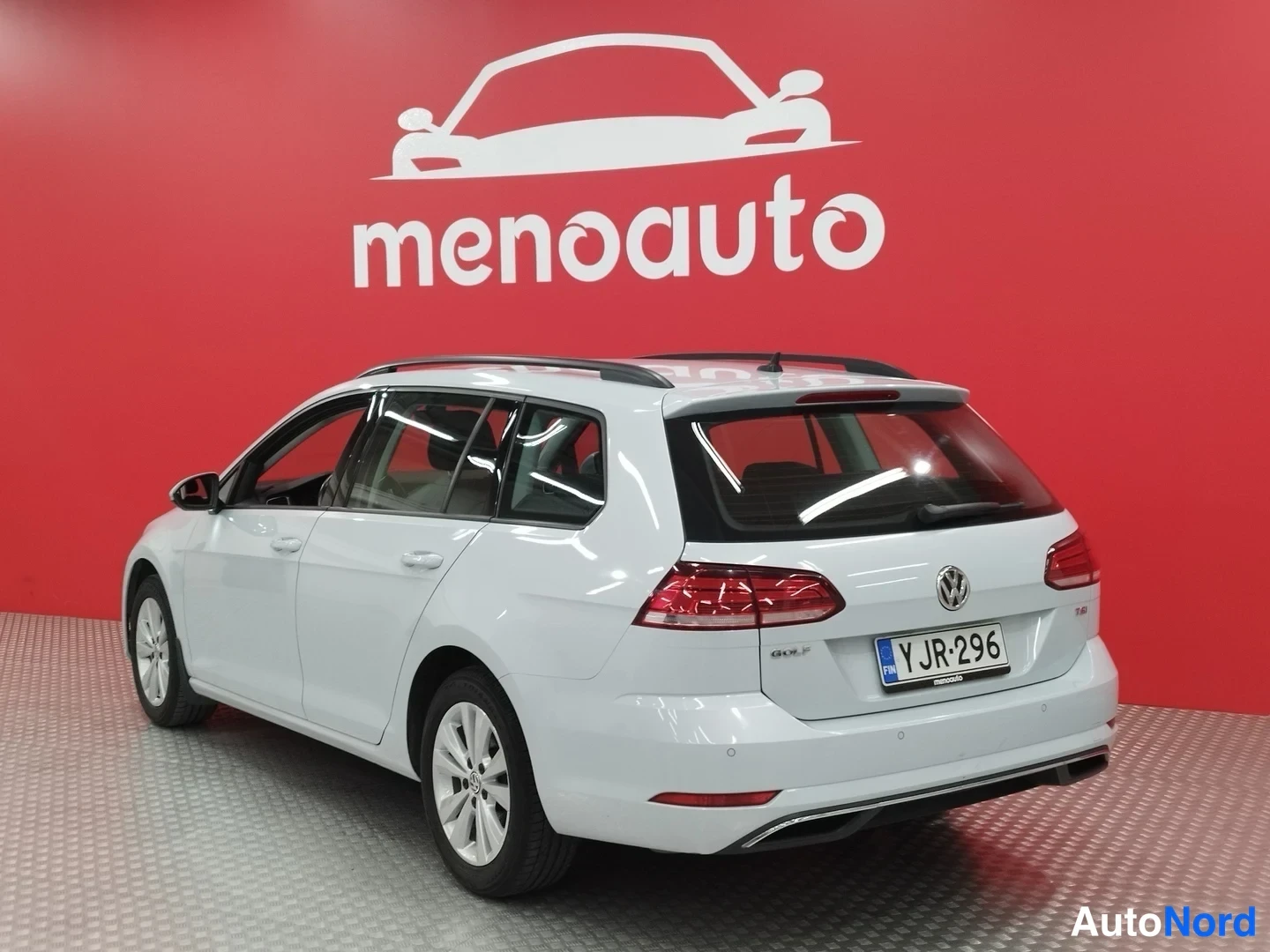 Valkoinen Volkswagen Golf Variant 2017, takaviisto, kuva 6