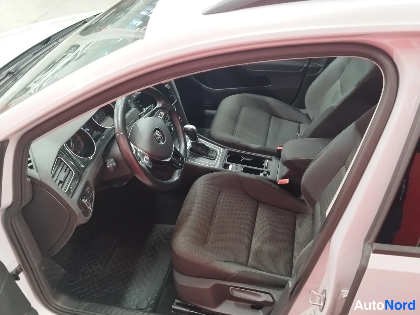Valkoinen Volkswagen Golf Variant 2017, kuva 7