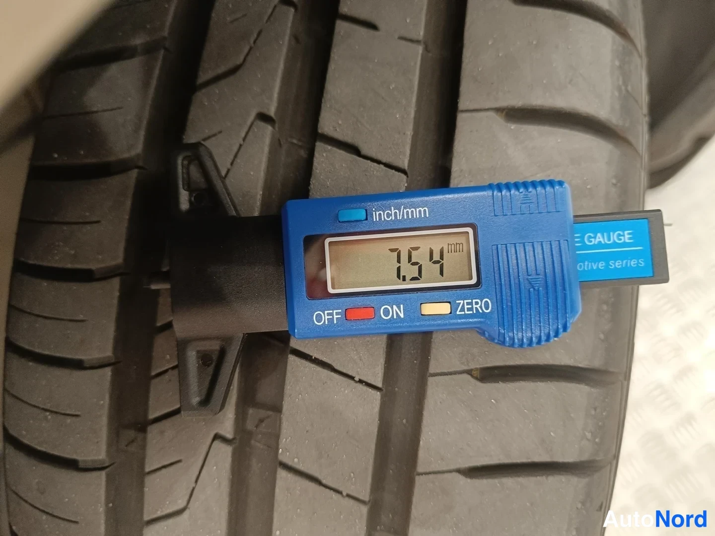 Yksityiskohta: Renkaan urasyvyysmittari näyttää 7,54 mm kuluvaa renasta.
