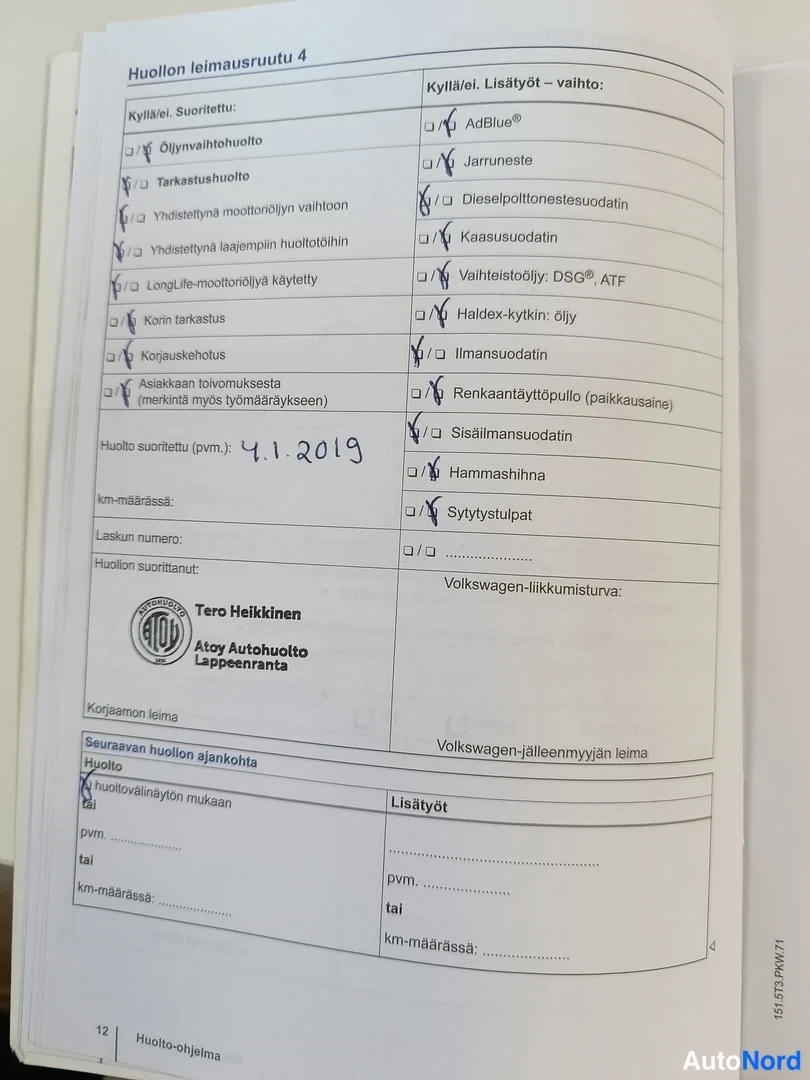 Yksityiskohta: Huoltokirjan leimausrutu 4, huolto suoritettu 4.1.2019, useita kohtia rastitettu.