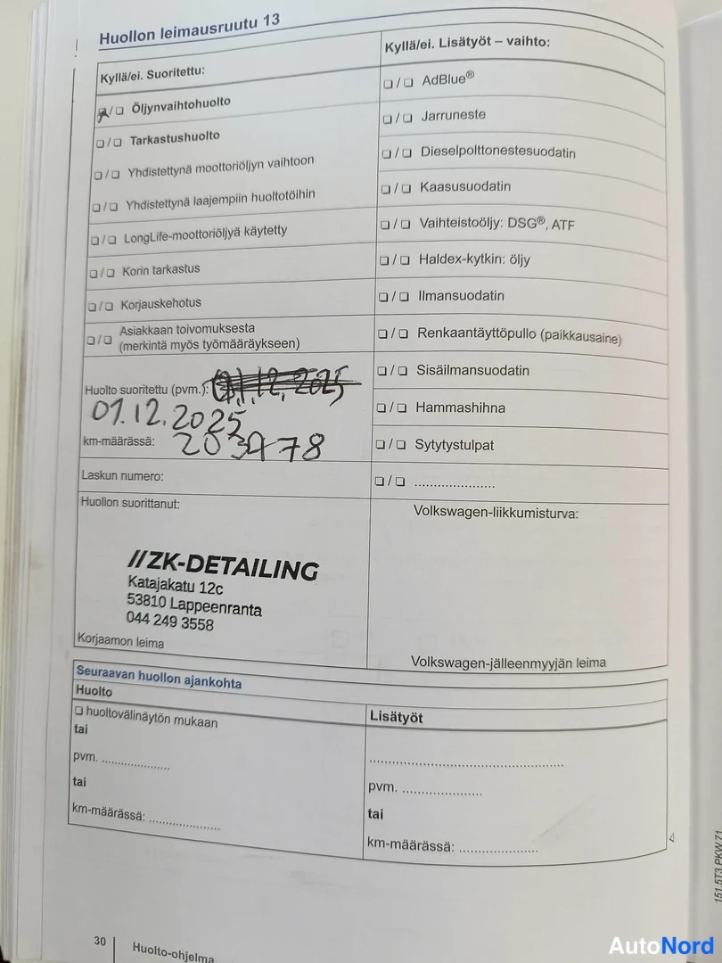 Muu: Huollon leimasuruutu 13 -sivu, jossa öljynvaihtohuolto rastitettu ja käsin kirjoitettu pvm 07.12.2025 sekä km-määrä 203478.