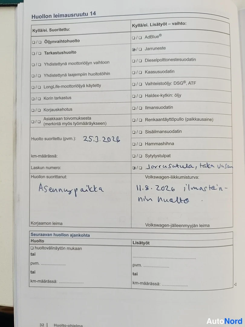 Asiakirja: Huoltokirjan leimausruutu 14: käsinkirjoitut merkinnät huoltopäivästä 25.3.2026 ja Volkswagen-liikkumistakuun päiväyksestä 11.8.2026.
