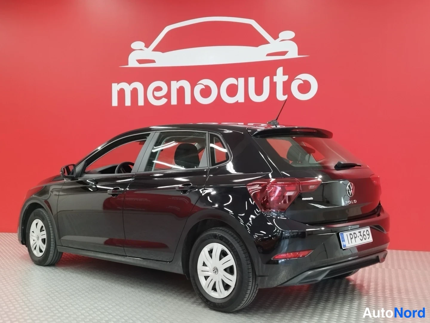 Takaviisto: Mustan Volkswagen Polor takakulma, rekisterikilpi IP-369, takavalo ja konepellin Polo-teksti punaisella taustalla.