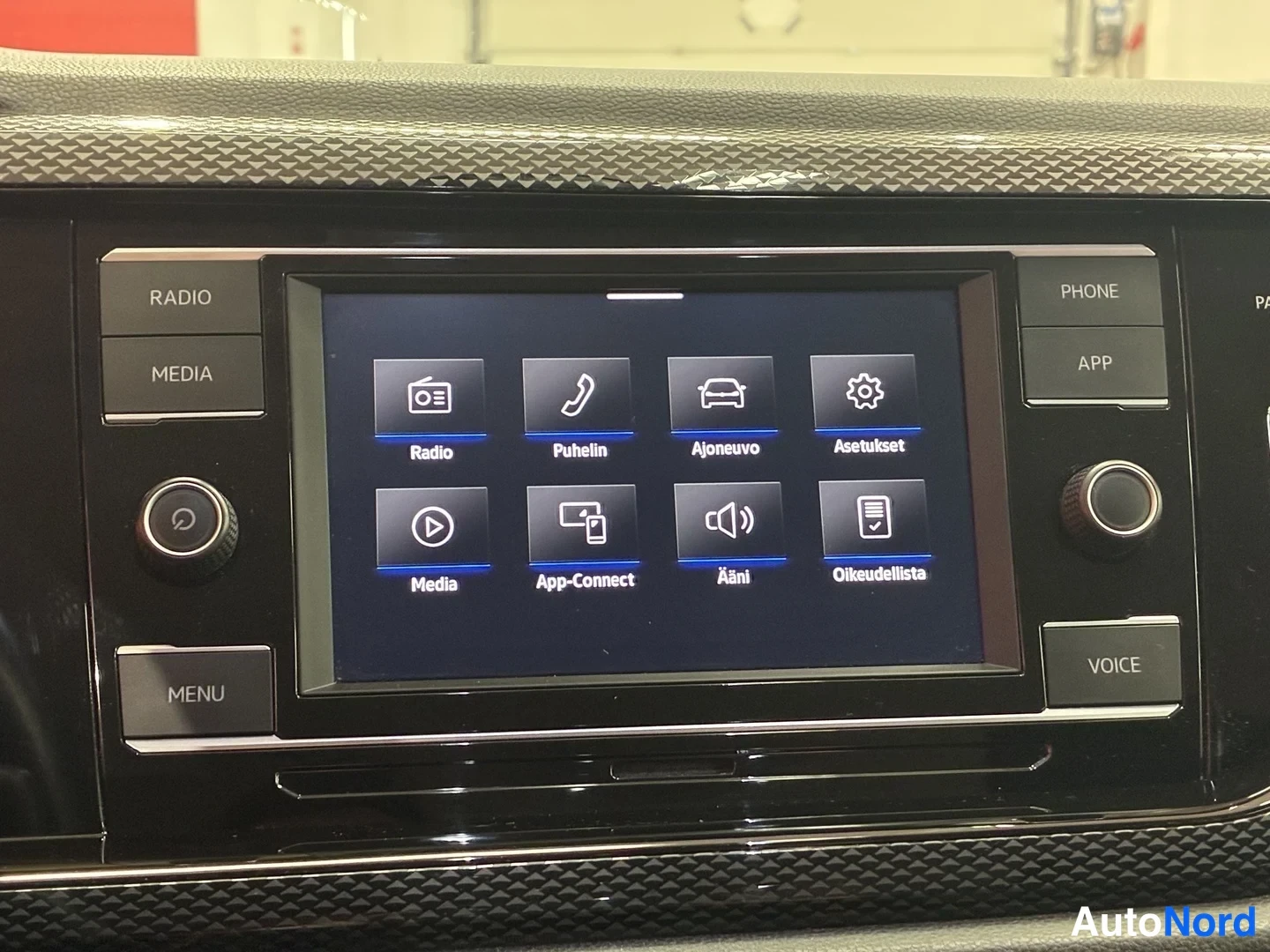 Muu: Auton kojelaudan infotainment-näyttö, valikot Radio, Puhelin, Ajoneuvo, Asetukset, Media, App-Connect, Ääni ja Oikeudellista, ympärillään RADIO-, MEDIA-, MENU-,