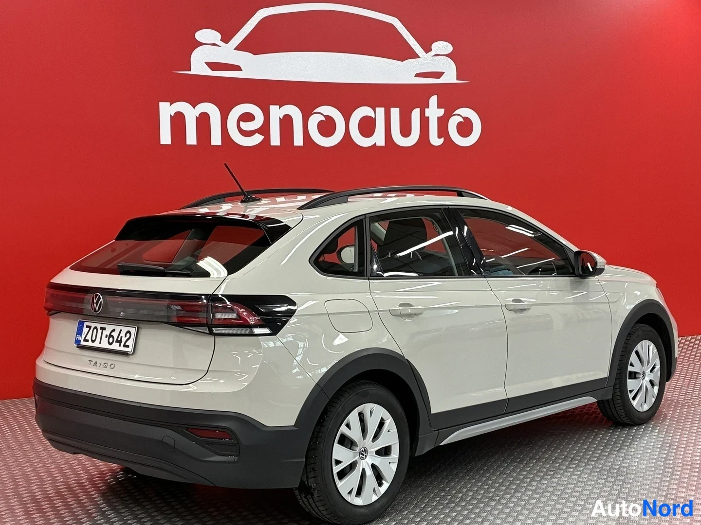 Takaviisto: Volkswagen Taigo -henkilöauto taka-apakan vasemmalta, tagilla TAIGO, rekisteritunnus.