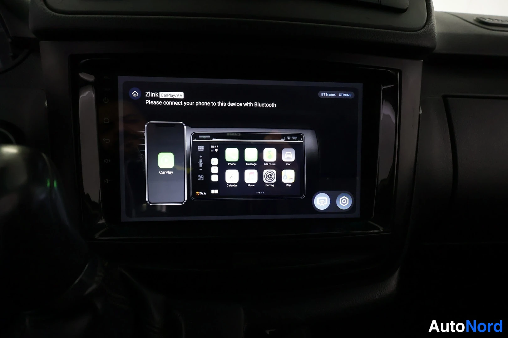 Yksityiskohta: Kojeistossa jälkiasennettu XTRONS-näyttö, jonka ruudulla CarPlay-yhteyden pariutumisohje