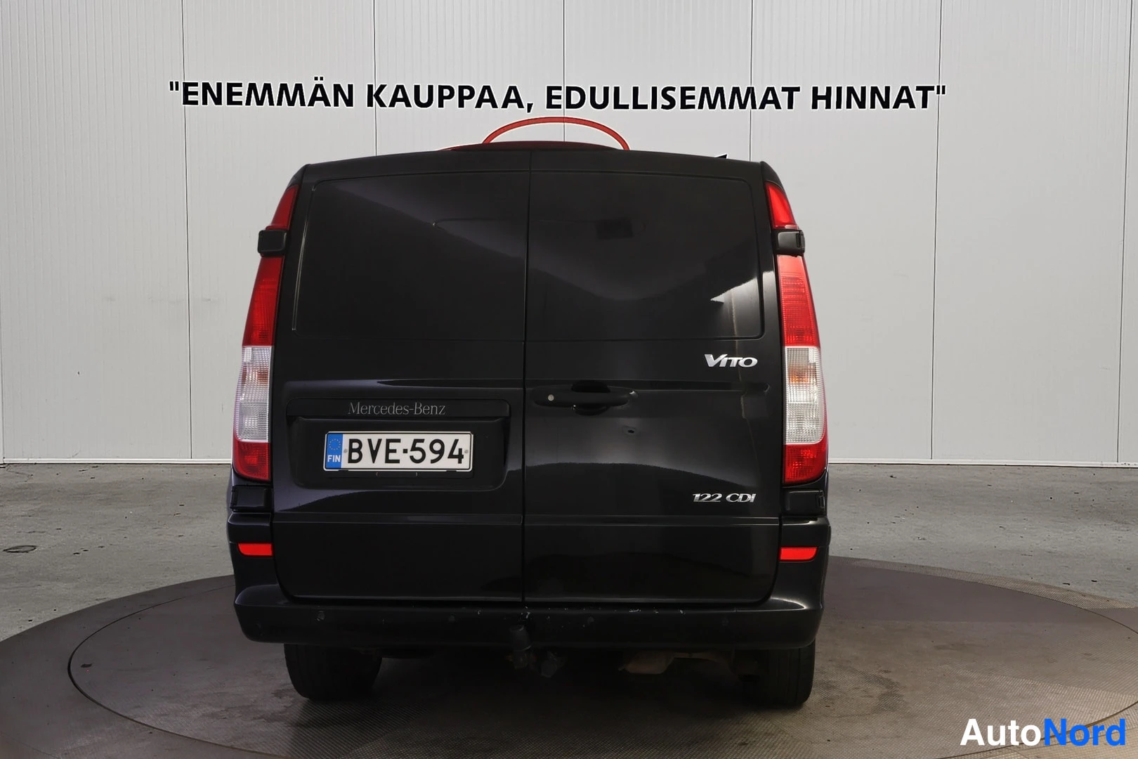 Takaa: Mustan Mercedes-Benz Viton suora takanäkymä, kaksoistakaovet, rekisterikilpi ja merkintä 122 CDI.