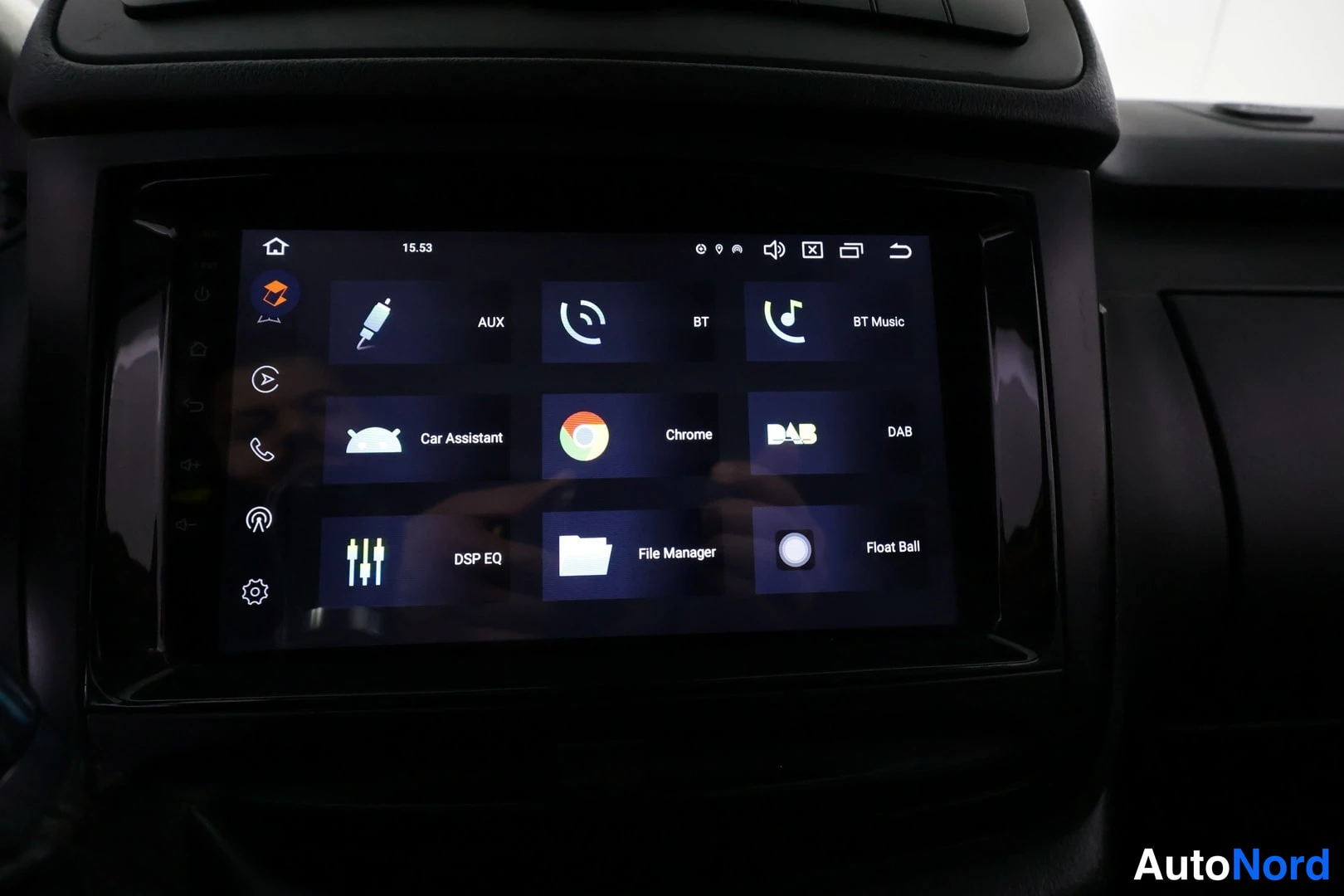 Muu: Infotainment-näytön sovellusvalikko kuvakkeilla AUX, BT, BT Music, Car Assistant, Chrome, DAB, DSP EQ, File Manager ja Float Ball.